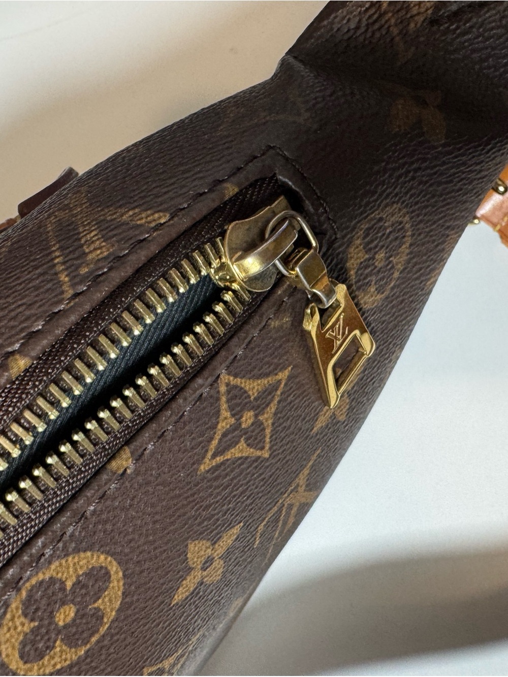 Louis Vuitton Monogram bumbag - Picture 12 of 15
